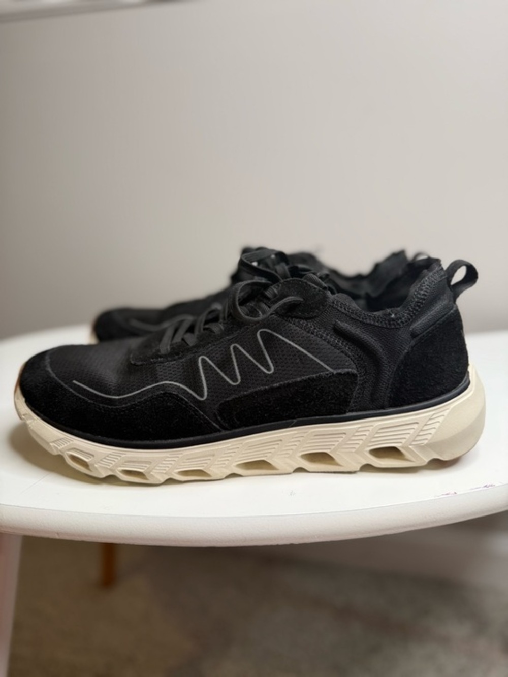 Vionic Nimble Black Walking Sneakers with Cream Sole